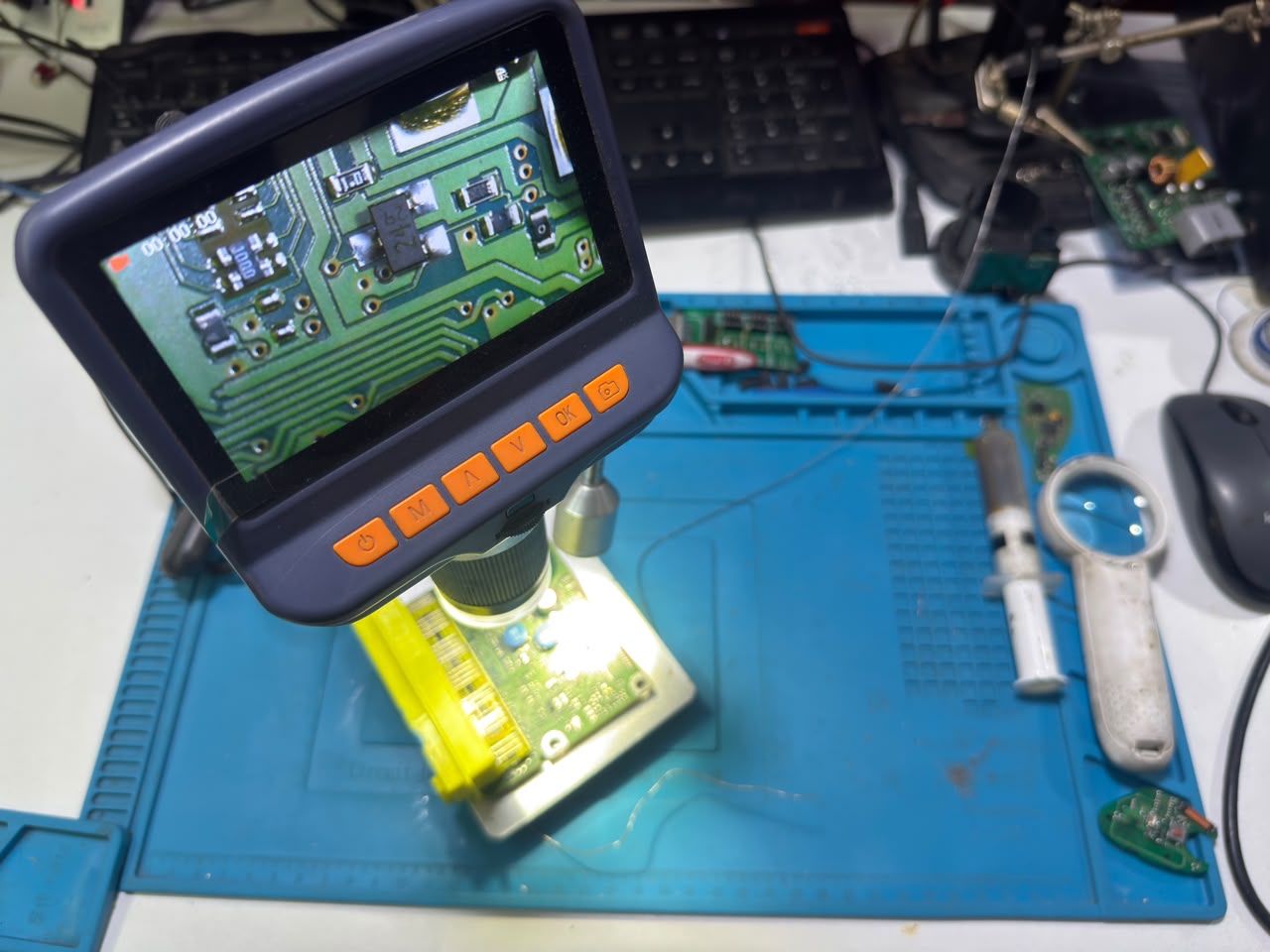 Microinspección microscópica de componentes SMD en placa electrónica de ECU y Airbag
